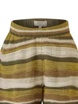Short de tejido de punto RKF modelo Robie, de tiro alto y ajuste elástico en la cintura, con diseño de rayas horizontales en tonos verdes, beige y marrones, y terminación con ondas en el ruedo.