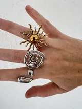 Anillo dorado con forma de espiral.