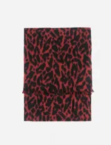 Bufanda rectangular de poliéster con estampado animal print en color rojo y negro.