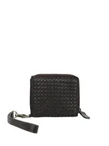 Billetera marrón de cuero con diseño exterior trenzado, solapa con cierre de broche magnético y correa de muñeca desmontable.