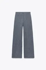 Pantalón tipo palazzo de tiro alto con cintura elástica y costura central marcada en el frente. Confeccionado en tejido de algodón suave.