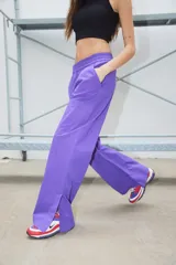 Pantalón de corte semi oxford confeccionado en poplín de algodón, con cintura elastizada ancha, bolsillos delanteros y tajos en los laterales externos.