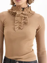 Sweater de tejido de punto fino color marrón, con ajuste al cuerpo, cuello alto con detalle de volados y moño, y mangas largas con puños acampanados con volados.