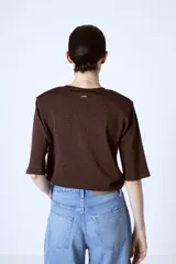 Camiseta marrón de manga corta con cuello redondo.