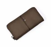 Billetera marrón con cierre de cremallera y logo metálico en la esquina superior izquierda.