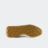 Championes urbanos New Balance de la serie 370 inspirados en el estilo de los años 70. La parte superior está hecha de gamuza y malla. La entresuela de espuma EVA elevada absorbe los impactos y proporciona un alto nivel de comodidad. La suela dotada de un dibujo clásico garantiza un buen agarre al suelo.