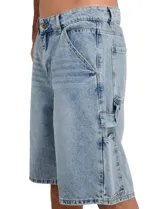 Bermuda estilo cargo de denim negro, con calce amplio, bolsillos laterales utilitarios y tira porta-martillo.