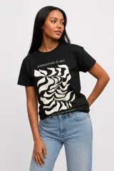 Remera de algodón manga corta color negro, de corte ajustado y cuello redondo. Presenta un estampado frontal con diseño botánico abstracto y la leyenda "EXPOSITION D'ART" y "MUSÉE DES ARTS GRAPHIQUES".