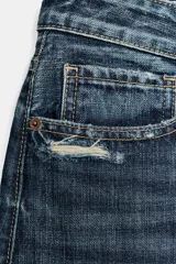Bermuda de jean tiro medio, corte baggy y diseño holgado con detalle de rotos y cinco bolsillos.