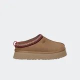 Zuecos UGG modelo Tazz de gamuza color marrón, con suela de plataforma alta y detalle de trenzado decorativo en el borde superior.