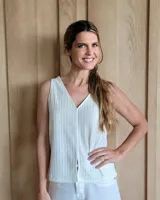 Musculosa color crudo con escote en V y textura acanalada vertical.