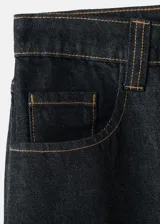 Jeans balloon tiro medio de algodón, en color azul oscuro, con diseño largo de estilo vaquero, trabillas, cinco bolsillos y cierre delantero de cremallera y botón.