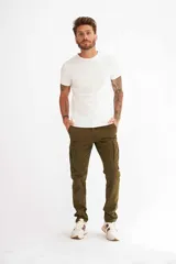 Pantalón de gabardina color beige, corte recto, con bolsillos laterales tipo cargo y bolsillos traseros con solapa.