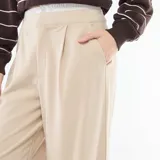 Pantalón de corte ancho y tiro alto, color beige, con diseño de cintura estilo bóxer y pinzas frontales.