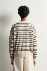 Jersey regular fit tejido en hilatura con mezcla de lana, de color beige con rayas horizontales negras, cuello redondo y cierre frontal con botonadura.