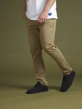 Pantalón de gabardina azul marino, corte slim fit, con bolsillos laterales y traseros.
