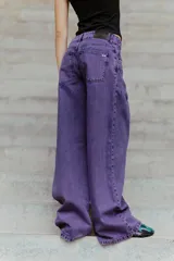 Pantalón de jean violeta, de corte amplio y tiro medio alto.