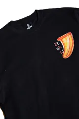 Remera negra de algodón con calce regular y estampado pequeño en el pecho.