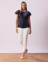 Blusa color beige de satén, marca Alex & Lili. Manga corta amplia, corte bajo el busto y espalda con abertura ojal y botón.