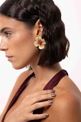 Aro con forma de flor pintada a mano, con pétalos en tono amarillo claro y detalles en rojo y brillo. El centro de la flor presenta pequeñas mostacillas decorativas.