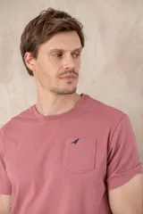 Remera azul marino de algodón con cuello redondo, manga corta, bolsillo en el pecho y logo bordado de un pájaro. Corte clásico.
