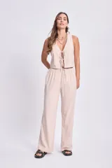 Pantalón casual de lino color crudo con rayas verticales finas.