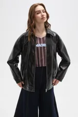 Campera de eco-cuero negro con acabado brillante, cuello camisero, cierre frontal completo y diseño de corte holgado.