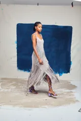 Sandalias de tacón color lila, con tiras finas que se atan alrededor de la pierna.