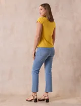 Remera amarilla de algodón con cuello alto y mangas cortas.
