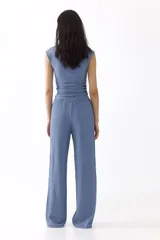 Pantalón de pierna recta y tiro medio confeccionado en punto con textura, color celeste. Cuenta con cintura elástica y cordón ajustable.