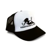 Gorra tipo trucker con frente blanco y visera y malla trasera en color negro. Presenta un bordado frontal en color negro con la figura de una sirena con tridente y la inscripción 'Resistiendo al infierno'.