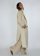 Tapado largo color beige con diseño de espiga, confeccionado en paño de lana y forrado en su interior.