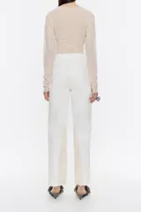 Pantalón vaquero de corte recto, tiro alto y largo tobillero, con bolsillos delanteros redondeados y cierre con botón frontal. Diseño bicolor con corte corazón en el delantero.