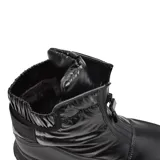 Bota casual de caña media color negro, con cierre frontal y suela track.