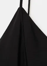 Vestido midi negro con tirantes finos, escote en pico y silueta evasé, confeccionado en mezcla de viscosa y poliamida.