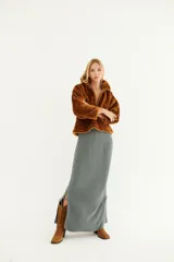 Falda marrón de punto con diseño acordonado en los laterales.