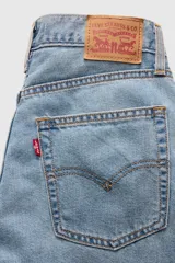 Jean de mujer color azul claro, de corte holgado y tiro medio.