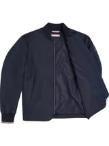Campera bomber azul marino de poliéster reciclado, con cuello estilo béisbol, cierre de cremallera, puños y cuello de punto canalé, dos bolsillos diagonales en la cintura y detalles distintivos de Tommy Hilfiger.
