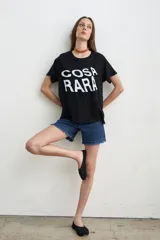 Remera negra de algodón con estampa frontal con la leyenda "COSA RARA" en color blanco, de corte holgado y mangas cortas.