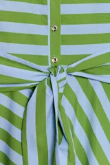 Vestido midi de tirantes anchos y escote cuadrado con rayas horizontales verdes y celestes en la parte superior y verticales en la falda. Cuenta con botones frontales dorados y un cinturón de la misma tela para anudar en la cintura.