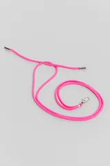 Correa de cordón ajustable color rosa neón, con terminales metálicos plateados y gancho tipo mosquetón para sujeción.