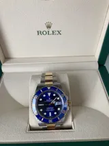 Reloj Rolex Submariner Blue Triple AAA, automático y sumergible, con caja de acero inoxidable y vidrio resistente a golpes. Presenta una esfera azul con indicadores luminosos, bisel giratorio azul con números dorados y brazalete de acero inoxidable con detalles dorados.