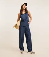 Pantalón de jean azul, modelo pantacourt, con tiro mediano, cintura elástica y bolsillos.