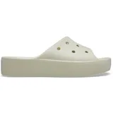 Sandalias tipo slide Crocs color beige con plataforma elevada y perforaciones en la capellada para dijes Jibbitz.