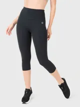 Calza deportiva tipo capri de tiro alto, color negro, con pretina elástica reforzada y detalle de logo pequeño en la cadera.