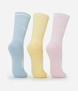 Pack de tres pares de medias deportivas Puma de caña larga, confeccionadas en algodón. Los colores son celeste, amarillo y rosado pálido, cada par con un logo Puma en el lateral y una franja más clara en el borde superior.