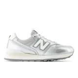 Championes New Balance modelo 996 para mujer, color plateado con acabado metalizado. Confeccionados con empeine de malla y ante, cuentan con entresuela ENCAP que combina espuma ligera con un borde de poliuretano para mayor amortiguación. Diseño de perfil bajo con cierre de cordones y el logotipo de la marca en los laterales.