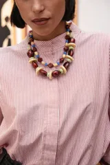 Collar corto de cuentas de resina en tonos marrón rojizo, verde claro y beige, con diseño de esferas y discos intercalados.
