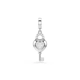Charm colgante con diseño de candado en forma de corazón y llave integrada, bañado en rodio y decorado con cristales de zirconia cúbica.