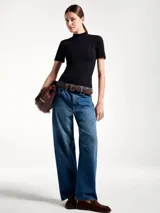 Blusa de cuello alto en tela acanalada, de manga corta y ajuste al cuerpo.